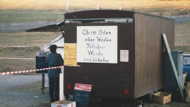 Würstchenbude am neuen Grenzübergang zur DDR bei Fladungen nach der Grenzöffnung im November 1989. Fotos: Zöller