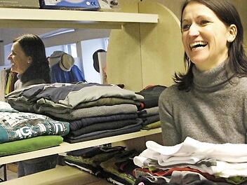 Auch wenn viel Arbeit wartet, haben sich die Mitglieder der Initiative Flüchtlingsnetz ihr Lachen bewahrt, wie Tanja Mauser beweist .  Fotos: J. Hofbauer