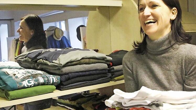 Auch wenn viel Arbeit wartet, haben sich die Mitglieder der Initiative Flüchtlingsnetz ihr Lachen bewahrt, wie Tanja Mauser beweist .  Fotos: J. Hofbauer