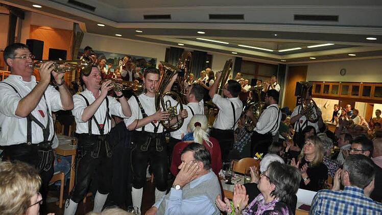Mitten im Publikum: Die Musikanten der Blaskapelle Neundorf bei der Kult-Polka "Böhmischer Traum"