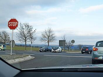 Die Lauterer Kreuzung kurz nach 16 Uhr: Verkehr auf allen Spuren. Foto: Kathrin Kupka-Hahn