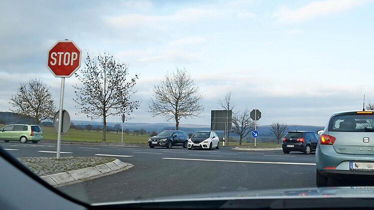 Die Lauterer Kreuzung kurz nach 16 Uhr: Verkehr auf allen Spuren. Foto: Kathrin Kupka-Hahn