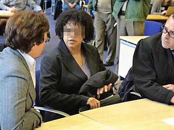 Maria S. (Mitte), hier mit ihrem Verteidiger Joachim Voigt, spricht brasilianisches Portugiesisch. Die Angeklagte beherrscht zwar auch Deutsch, dennoch hat sie während der Verhandlungen eine gerichtlich bestellte Dolmetscherin an ihrer Seite. Foto: Ronald Rinklef / CT-Archiv