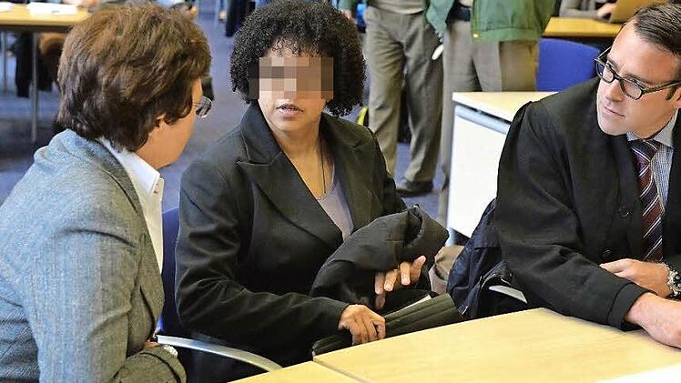 Maria S. (Mitte), hier mit ihrem Verteidiger Joachim Voigt, spricht brasilianisches Portugiesisch. Die Angeklagte beherrscht zwar auch Deutsch, dennoch hat sie während der Verhandlungen eine gerichtlich bestellte Dolmetscherin an ihrer Seite. Foto: Ronald Rinklef / CT-Archiv