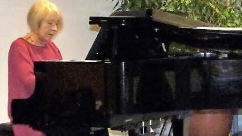 Renate Palder begleitete das Gesangsduo am Flügel.