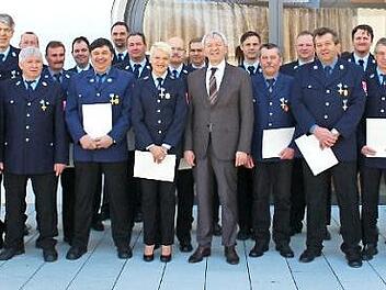 Seit 40 und 25 Jahren stehen diese Geehrten im aktiven Feuerwehrdienst. Landrat Hans Kalb (Mitte mit Anzug) und die Kreisfeuerwehrführung dankten ihnen für ihren engagierten Einsatz mit Feuerwehrehrenzeichen in Gold und Silber. Foto: Evi Seeger