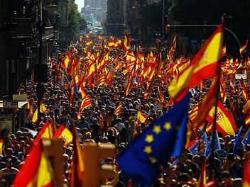 Zehntausende gingen auch an diesem Wochenende wieder in Barcelona auf die Straßen um friedlich für die spanische Einheit und gegen die Unabhängigkeit von Katalonien zu demonstrieren. Foto: Francisco Seco, dpa
