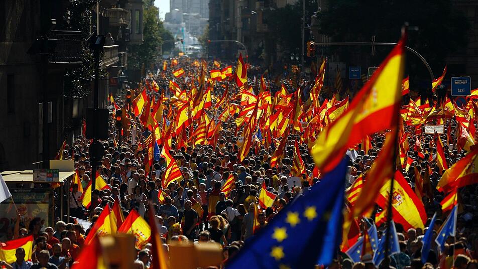 Zehntausende gingen auch an diesem Wochenende wieder in Barcelona auf die Straßen um friedlich für die spanische Einheit und gegen die Unabhängigkeit von Katalonien zu demonstrieren. Foto: Francisco Seco, dpa