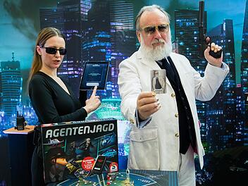 Friedrich Liechtenstein, Schauspieler und Moderator, und Franziska Taffelt, Fotografin, präsentieren während der Neuheitenschau zur 69. Internationalen Spielwarenmesse das Spiel "Agentenjagd" von Schmidt Spiele. Die weltweit größte Spielwarenmesse dauert vom 31. Januar bis 4. Februar 2018. Foto: Daniel Karmann/dpa