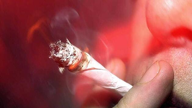 Eine Cannabis-Konsument zieht an einem Joint. Das geschah im Raum Zeil und Ebelsbach mehrfach, nachdem ein 21-J&auml;hriger seine "Kunden" mit der Droge versorgt hatte. Symbolfoto: Torsten Leukert dpa