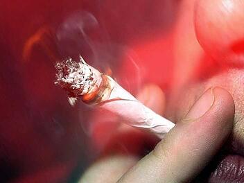 Eine Cannabis-Konsument zieht an einem Joint. Das geschah im Raum Zeil und Ebelsbach mehrfach, nachdem ein 21-J&auml;hriger seine "Kunden" mit der Droge versorgt hatte. Symbolfoto: Torsten Leukert dpa
