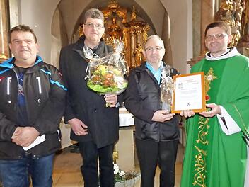 Stellvertretender Pfarrgemeinderatsvorsitzender Joachim Roppelt, der neue Kirchenpfleger Peter Gröschel, der scheidende Kirchenpfleger Andreas Lang und Pfarrer Pater Flavian Michali (v. l.)  Foto: Thomas Weichert
