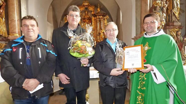 Stellvertretender Pfarrgemeinderatsvorsitzender Joachim Roppelt, der neue Kirchenpfleger Peter Gröschel, der scheidende Kirchenpfleger Andreas Lang und Pfarrer Pater Flavian Michali (v. l.)  Foto: Thomas Weichert