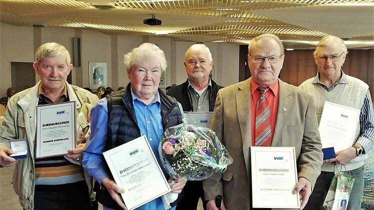 Mit VdK-Ehrennadeln für langjährige Vorstandsarbeit wurden ausgezeichnet: (von links) Siegbert Holzheimer, Brunhilde Hillenbrand, Josef Klieber (alle Silber), Felix Lorger (Gold) und Rudolf Markard (Silber).