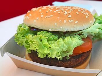 Mit einem  Patty aus Soja, Karotten, Paprika und Roter Beete: der neue Big Vegan TS von McDonald's.  Wir wollten wissen, wie der vergane Burger schmeckt und haben den Test gemacht.  Foto: Jonathan Mehlhase