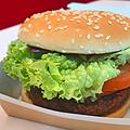 Mit einem  Patty aus Soja, Karotten, Paprika und Roter Beete: der neue Big Vegan TS von McDonald's.  Wir wollten wissen, wie der vergane Burger schmeckt und haben den Test gemacht.  Foto: Jonathan Mehlhase