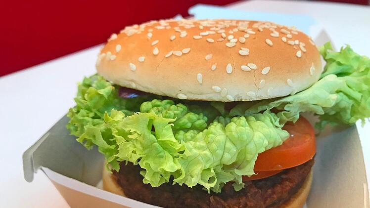 Mit einem  Patty aus Soja, Karotten, Paprika und Roter Beete: der neue Big Vegan TS von McDonald's.  Wir wollten wissen, wie der vergane Burger schmeckt und haben den Test gemacht.  Foto: Jonathan Mehlhase