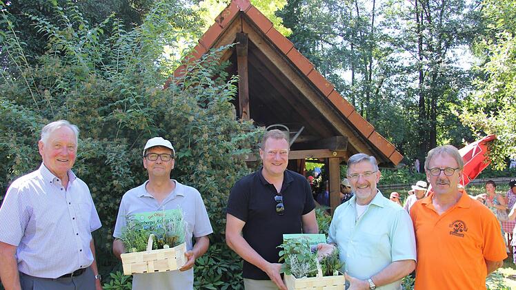 F&uuml;rs Engagement wurde seitens des Kreisverbandes mit Kr&auml;uterk&ouml;rben gedankt, v.l.: Gartenbesitzer Konrad Weichert, Kreisfachberater Thomas Neder, B&uuml;rgermeister Michael Keilich, MdL Michael Busch und Vorsitzender des Obst- und Gartenbauvereins Gestungshausen Reiner Kestel Foto: Alexandra Kemnitzer