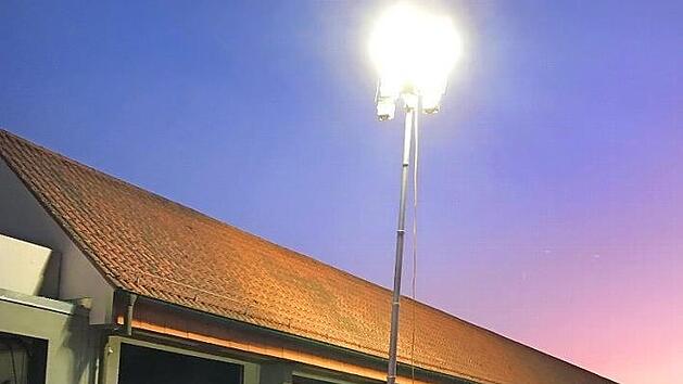 Das neue Wechsellader-Fahrzeug der Feuerwehr Ha&szlig;furt: Es macht Licht.  Foto: Julian Weidinger/Feuerwehr Ha&szlig;furt