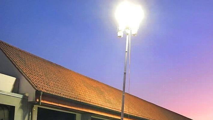 Das neue Wechsellader-Fahrzeug der Feuerwehr Haßfurt: Es macht Licht.  Foto: Julian Weidinger/Feuerwehr Haßfurt