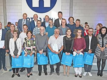 Das Bauunternehmen Otto Heil ehrte bei der Jubiläumsfeier langjährige Mitarbeiter und Mitarbeiterinnen.