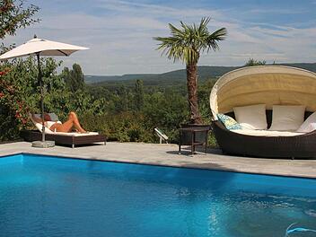 Eine fränkische Pool-Landschaft  wie aus dem Bilderbuch in Buckenhofen.  Fotos: Nikolas Pelke