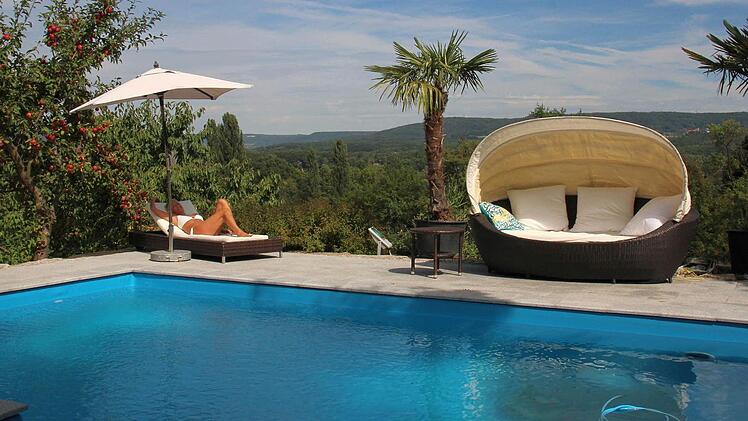 Eine fränkische Pool-Landschaft  wie aus dem Bilderbuch in Buckenhofen.  Fotos: Nikolas Pelke