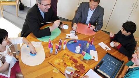 Domkapitular Clemens Bieber und Stephan Schilde integrieren sich in die Kindergruppe.