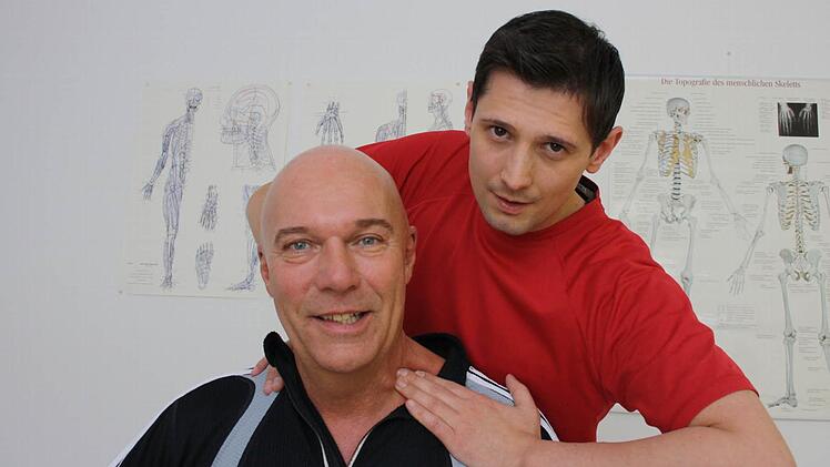 Jörg Starke mit Sebastian Wurster, dem Leiter des osteopathischen Schmerzzentrums. Fotos: Ralf Ruppert