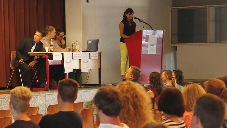 Wie bei einer richtigen Aktionärsversammlung ging es in der Aula der Wallburg-Realschule zu; hier Pressesprecherin Anna Schneider bei ihrem Statement am Rednerpult.