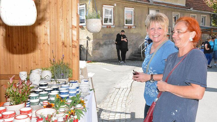 Diese beiden Damen genießen augenscheinlich den Kirchweihmarkt in Burgpreppach. Foto: Gerhard Schmidt