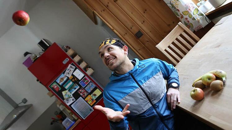 Peter Dietz hat immer Nüsse und frisches Obst in der Wohnung. Direkt vor dem Laufen sollte man aber nichts essen. Foto: Barbara Herbst