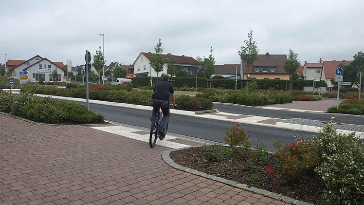 Die Übergänge am Kreisel in Oerlenbach sind nach Ansicht der Verkehrsfachleute sicher genug. Zusätzliche Zebrastreifen seien in diesem Bereich unnötig, war man sich bei einer Verkehrsschau einig. Foto: Geiger