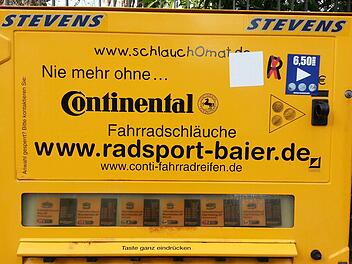 Der Ersatz-Fahrradschlauch-Spender hat garantiert schon manchem in Not geratenen Pedalritter aus der Patsche geholfen.  Foto: Sabine Christofzik