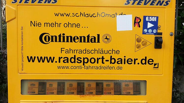 Der Ersatz-Fahrradschlauch-Spender hat garantiert schon manchem in Not geratenen Pedalritter aus der Patsche geholfen.  Foto: Sabine Christofzik