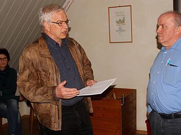 Im Vorfeld der Gemeinderatssitzung übergab Klaus Sorgenfrei für die Bürgerinitiative "Pronatur Tonberg" 370 Unterschriften an Bürgermeister Karl-Heinz Kandler (rechts). Foto: Günther Geiling