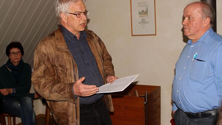 Im Vorfeld der Gemeinderatssitzung übergab Klaus Sorgenfrei für die Bürgerinitiative "Pronatur Tonberg" 370 Unterschriften an Bürgermeister Karl-Heinz Kandler (rechts). Foto: Günther Geiling