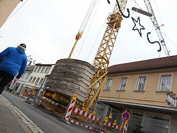 Der Kran blockiert einen Teil der Straße und des Gehwegs in der Bahnhofstraße.Foto: Archiv/Arkadius Guzy