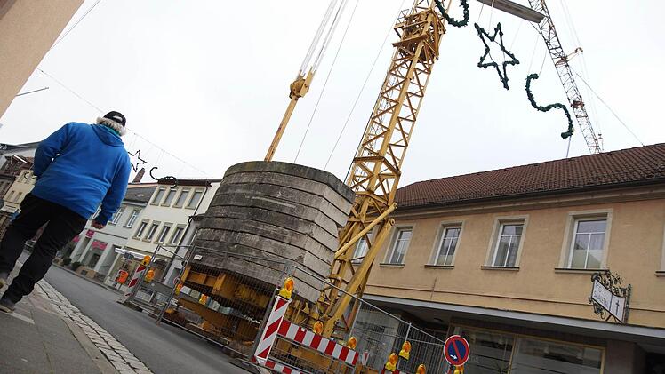 Der Kran blockiert einen Teil der Straße und des Gehwegs in der Bahnhofstraße.Foto: Archiv/Arkadius Guzy