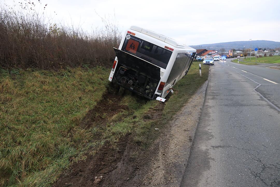 Oberfranken: Schulbus kommt von Straße ab