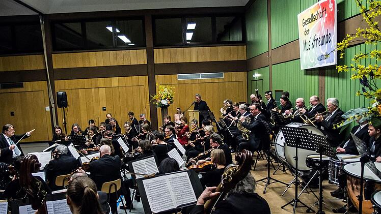 Das Orchester der Musikfreunde Neustadt unter Leitung von Hans Stähli beeindruckte mit seinem Sinfoniekonzert in der Mehrzweckhalle Heubischer Straße.Foto: Jochen Berger