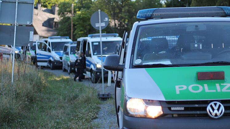 Bei einer Fahrzeugkontrolle wurde am Sonntagnachmittag ein Mann festgenommen. Drei weitere Insassen sind in Gewahrsam. Die Polizei kann derzeit nicht ausschließen, dass von dem Auto Gefahr ausgeht. Möglicherweise befindet sich Sprengstoff darin. Foto: NEWS5/Patzak