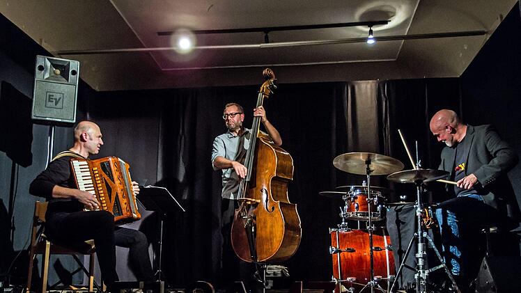 Das Trio Tango Transit gastierte in der Reihe Elsa 47 im Elsicher Dorfhaus.Foto: Jochen Berger