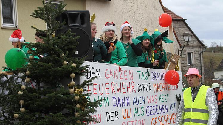 Trauer über den Weihnachtsbaum der Gemeinde, der früher schöner war: die "Trinkerbells" aus Kirchlauter