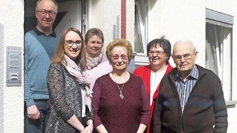 Jubilar Herbert Vetter (rechts) mit (von links) Sohn Hubert, Enkelin Vanessa, Schwiegertochter Kristin, Ehefrau Edith und Zweiter B&uuml;rgermeisterin Monika Barnickel Foto: hm