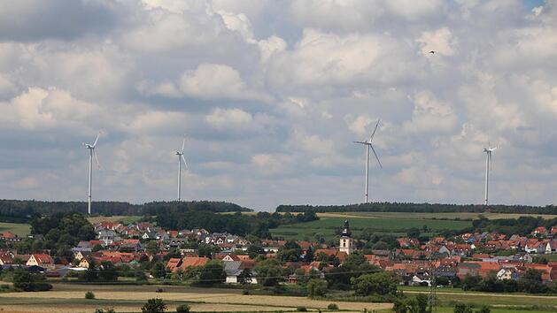 Zu den vier bestehenden Windrädern oberhalb von Mühlhausen könnte sich möglicherweise bald ein fünftes gesellen.      Foto: Andreas Dorsch (Archiv)