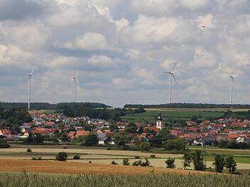 Zu den vier bestehenden Windrädern oberhalb von Mühlhausen könnte sich möglicherweise bald ein fünftes gesellen.      Foto: Andreas Dorsch (Archiv)