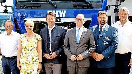 Gratulieren zum Jubiläum: (von links) Ortsbeauftragter Philipp Kiesel, stellvertretender Landrat Emil Müller, Staatssekretärin MdB Sabine Dittmar, Staatssekretär MdL Sandro Kirchner, OB Dirk Vogel, Andreas Herold (Leiter Regionalstelle Bamberg), O...