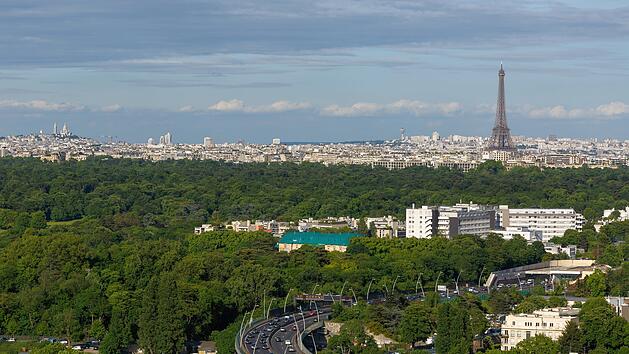 View on Paris and the Eiffel Tower  Blick auf Paris und den Eiffelturm Straßenverkehr Verkehr Frankreich Autobahn Fahren Maut