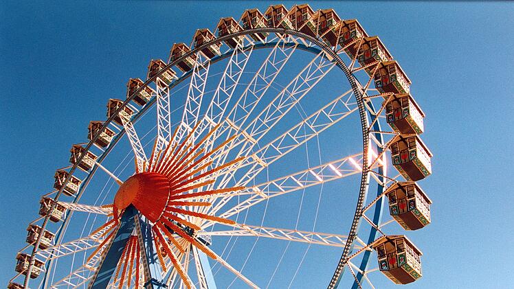 Das Riesenrad zieht auf dem Oktoberfestgelände alle Blicke auf sich.